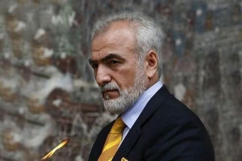 <p>Savidis, futbolcularına şöyle seslendi; 'Hepinizin hem sağlığınıza çok dikkat etmesini, hem de Beşiktaş maçına çok dikkat etmesini istiyorum. 2 pozitif vaka yaşandı, daha dikkatli olmalı ve gereksiz seyahatlerden kaçınmalıyız.</p>