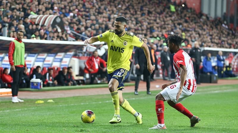 <p>Oyuncunun mzmin sakat olabilecei korkusuyla dikkatli hareket eden sar-krmzllar,<b> garanti cretini ok dk tutarak</b> milli futbolcuyu renklerine katmann hesaplarn yapyor.</p>