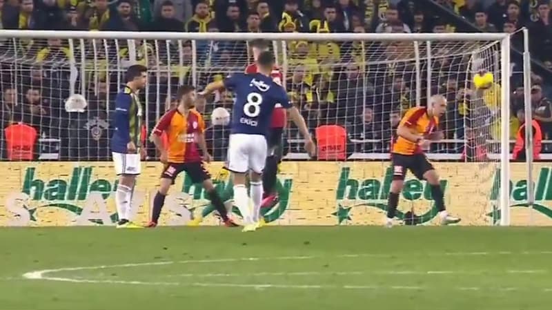 <p>Geen sezon Galatasaray’n Kadky’de Fenerbahe’yi 3-1 yendii mata Mehmet Ekici mthi bir frikik kullanm, Muslera uzun yllar unutulmayacak bir kurtara imza atmt.</p><p><br></p><p>Milliyet</p>