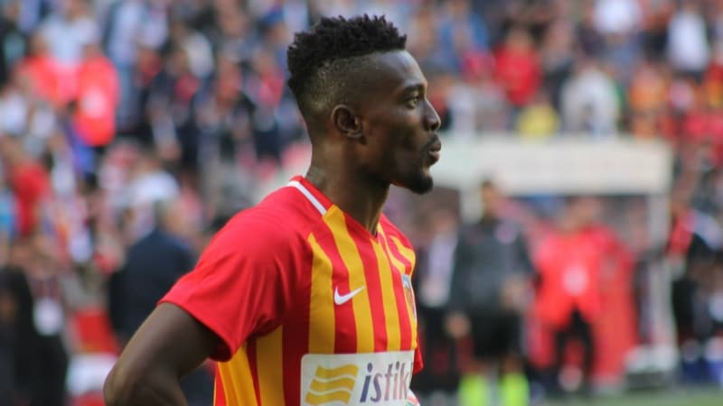 <p>Gözbaşı daha sonra, <b>'Beşiktaş'a verilmiş sözümüz var. Artık G.Saray 10 milyon Euro dese bile olmaz'</b> dedi.</p>