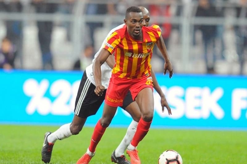 <p>Kendilerinden habersiz olarak oyuncuyla iletişime geçilmesine kızan Gözbaşı da Galatasaray'ın bu tavrına tepki gösterdi ve Beşiktaş'ın teklifini kabul etti.</p>