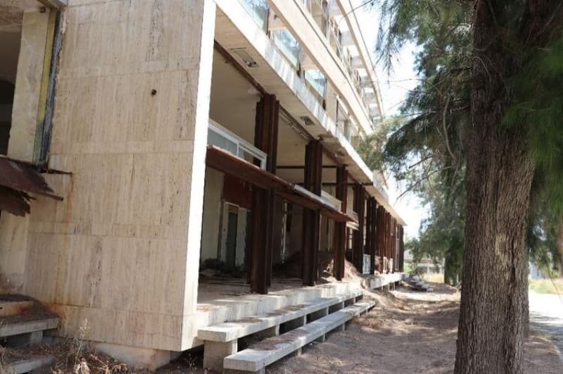 <p>Öte yandan, Rum medyası da Rum yönetimi lideri Nikos Anastasaidis'i, Maraşlıları kandırmakla suçladı ve 'Anastasiadis çözüm tiyatrocusu' ifadelerini kullandı.Rum medyası da Rum Yönetimi Başkanı Nikos Anastasiadis ve Dışişleri Bakanı Nikos Hristodulidis'in Kapalı Maraş'ın açılmaması için BM, AB ve güçlü ülkeler nezdinde girişimler yapmaya devam ettiğini yazdı.</p>