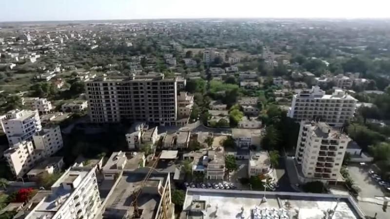 <p><b>DÜNYACA ÜNLÜ YILDIZLARIN UĞRAK NOKTASI</b></p><p><b><br></b></p><p>1970'li yılların başında Akdeniz Bölgesi'nin en gözde tatil noktalarından biri olan Maraş, Avrupa'nın milyoner iş adamlarına, Marliyn Monroe, Sophia Loren gibi dünyaca ünlü isimlere ev sahipliği yaparken bir anda karanlığa bürünüp “Hayalet Şehir” olmaya terk edildi.</p>
