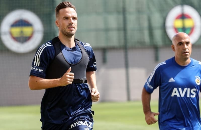 <p><b>‘ESKİDEN FORVETTİM’</b><br></p><p><br></p><p>Fenerbahçe’nin yeni yıldızı Filip Novak, kariyeriyle ilgili ilginç bir bilgi verdi. Novak, “Aslında ben eskiden bir hücum oyuncusuydum. 18 yaşıma gelene kadar forvet ya da orta saha olarak oynadım. Gençliğimde forvet oynamış olmanın faydasını gördüm. Jablonec’e transfer olduktan sonra beni sol beke koydular” dedi.</p>