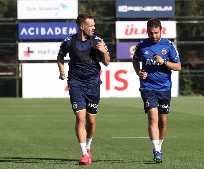 <p><b>‘FAZLA DİNLENEMEDİM’</b><br></p><p><br></p><p>Filip Novak, kısalan tatil süresinden söz etti. Yıldız oyuncu, “Trabzonspor’da Türkiye Kupası’nı kazandıktan sonra, kovid kısıtlamalarının da etkisiyle çok büyük kutlamalar olmadı. Ayrıca hepimiz sonraki günlerde evlerimize, ülkelerimize gittik. Çünkü 8 aydır Trabzon’da kapalı kalmıştık. Tatil için çok kısa bir zamanım oldu, yalnız 9 günlük bir tatile çıkabildim. Böylesi uzun bir sezonun sonrasında yeterli değil. Çok fazla dinlenemedim. Daha uzun sürsün isterdim” dedi.</p>