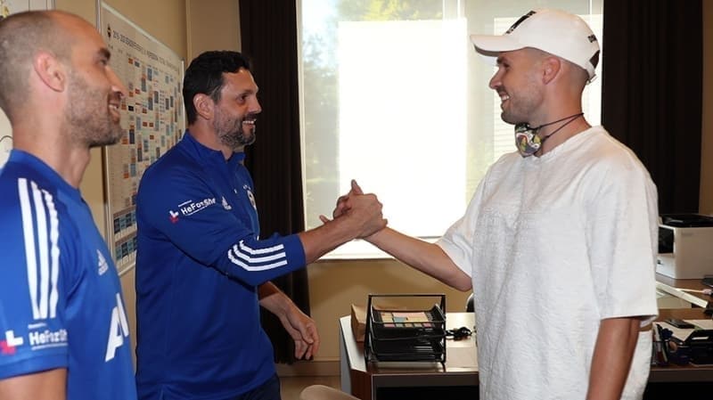 <p>Sarı-lacivertlilere transferinde attığı gollerin büyük etkisi olduğunu savunan deneyimli sol bek, “3 sezondur oradayım. Bir önceki sezon da 5’in üzerinde gol attım. Böylece adımı duyurdum, aksi takdirde benimle üç yıllık sözleşme yapmazlardı. Ben de bu yüzden Türkiye’de kalmayı istedim. Türkiye’de bir sıkıntımız, bir eksiğimiz yok. Türkiye’deki hayat bana uyuyor. Bunu değiştirmek istemedim” diye konuştu.</p>