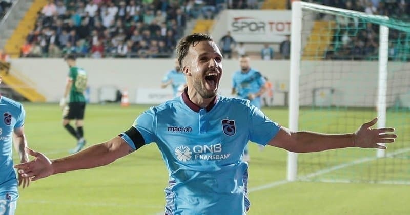 <p>Bu sezon resmi maçlarda 10 gol atan Çek futbolcu, “Trabzonspor’un hücuma dönük futbolu beni etkiledi ve bana uygun bir ortam yarattı. Rakip sahaya geçmek adına serbestliğim vardı, hocanın da bununla ilgili bir sıkıntısı yoktu. Trabzonspor’da hoca ile aramda beni santrfora koyabileceğine dair şakayla karışık konuştuk. Sadece Real Madrid’den Sergio Ramos benden çok gol attı. Bu çok güzel bir duygu” dedi.</p>