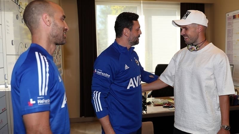 <p>“Bana eğer kışın daha iyi şartlarda bir sözleşme önermiş olsalardı, kalırdım. Ama bunu yapmadılar. Sonrasında Fenerbahçe bana uyan teklifiyle geldi. Özellikle benim de isteğim olan üç yıllık kontrat vardı. Bunu değerlendirip, kabul etmeye karar verdim.”</p>