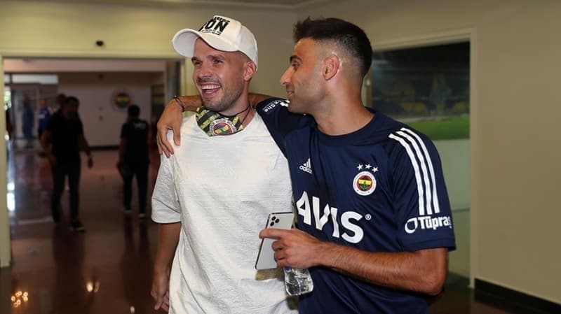 <p>Trabzonspor’un kendisine yeni bir sözleşme önermesini beklemediğini, çünkü başka teklifleri dinlemek istediğini kulübe önceden söylediğini belirten 30 yaşındaki futbolcu şöyle devam etti:</p>