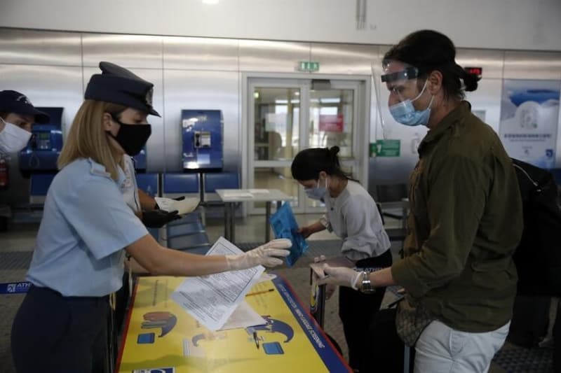 <p class='MsoNormal'>D614G mutasyonuna ilk olarak şubat ayında Avrupa'da  rastlanmış, daha sonrasındaysa tüm dünyada test için alınan sürüntü  örneklerinde görülmüştü.</p>