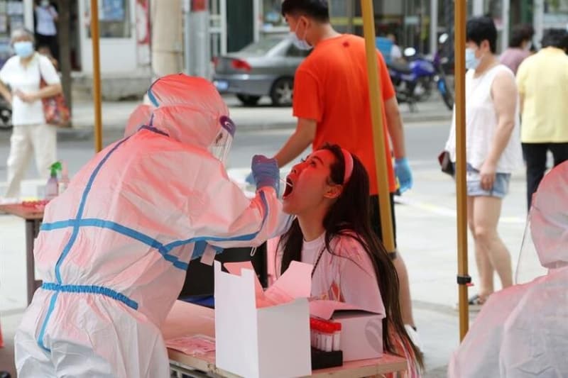 <p class='MsoNormal'>Hatta Singapur Üniversitesi'nden bilim insanlarına göre bu  mutasyon bulaşma hızını artırırken öldürücü olmaktan uzaklaşıyor bile olabilir.  Bu da uzmanlara koronavirüse çare bulmak için zaman kazandırabilir.</p>