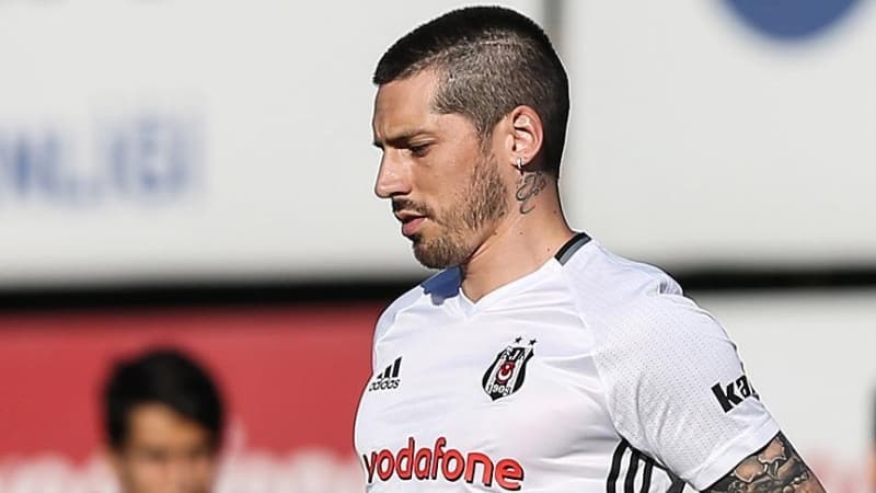 <p>Beşiktaş ile şampiyonluk yaşayan ve Trabzonspor'da kaptanlığa uzanan futbolcunun ligi tanıması da önemli avantajlarından bir tanesi olarak dikkat çekiyor.</p><p><br></p><p>Milliyet</p>