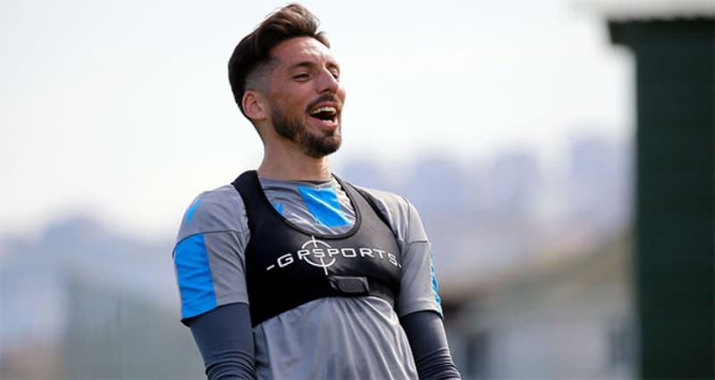 <p>İki senelik sözleşmeye imza atacak olan Jose Sosa, Fenerbahçe'den <b>1,5 milyon euro maaş </b>ve <b>1,5 milyon euro imza parası </b>alacak.</p>