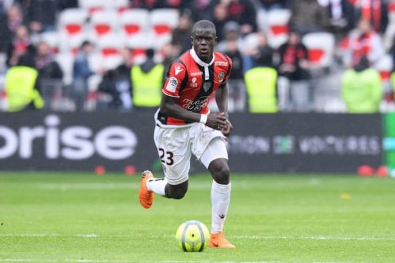 <p>Bonservisi elinde olan 21 yandaki Fransz stoper ile grmeleri Emre Belzolu yrtyor.</p>