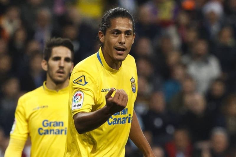 <p><b>LEMOS'TA MUTLU SON!</b></p><p><br></p><p>S<span >toper mevkisine en az iki oyuncu transfer etmek isteyen Fenerbahe, Mauricio Lemos ve kulb Las Palmas ile grmelerde mutlu sona ulat.</span></p>