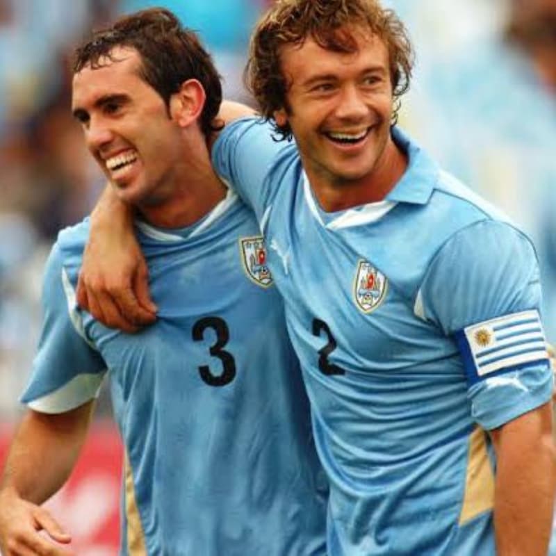 <p>Fenerbahçe'nin Uruguaylı stoperin menajeriyle temasa geçtiği, Sarı-Lacivertliler'in eski yıldızı Diego Lugano'nun da görüşmelerle aktif rol aldığı öğrenildi.</p>