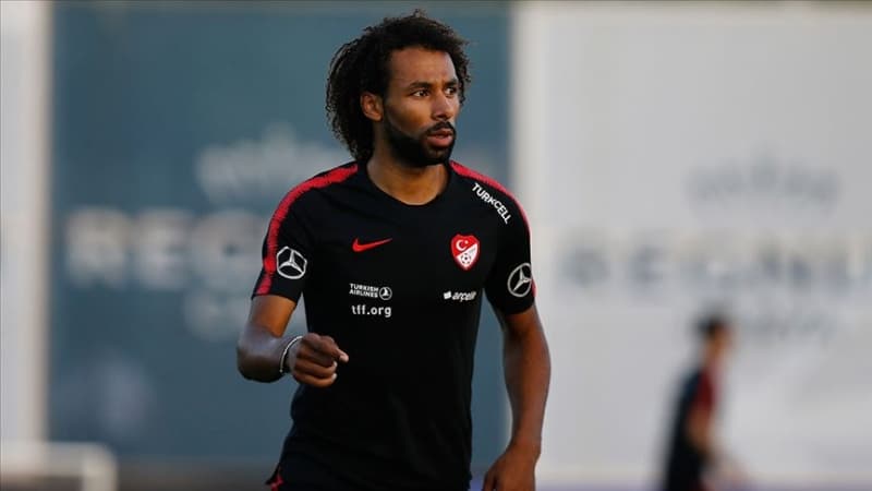 <p><span >Elinde yüksek bir transfer bütçesi bulunmaması sebebiyle kadrosunu yerli isimlerle takviye etmeyi amaçlayan Kara Kartal, sağ bek hattında son olarak rotayı Antalyaspor’un 26 yaşındaki futbolcusu <b>Nazım Sangare</b> olarak belirledi.</span><br></p>