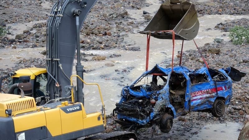 <p><b>DERELİ İLÇESİNDE HASAR OLUŞTU</b></p><p><b><br></b></p><p>Dereli Kaymakamı Emre Yeşilbaş ise Aksu Deresi'nin taşması sonucu ilçe merkezinde hasar oluştuğunu bildirdi.</p><p><br></p>