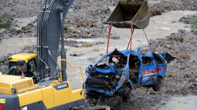 <p>Yeşilbaş, derenin taşması sonucu birçok ev ve iş yerini su bastığını ve araçların sürüklendiğini belirtti.</p>