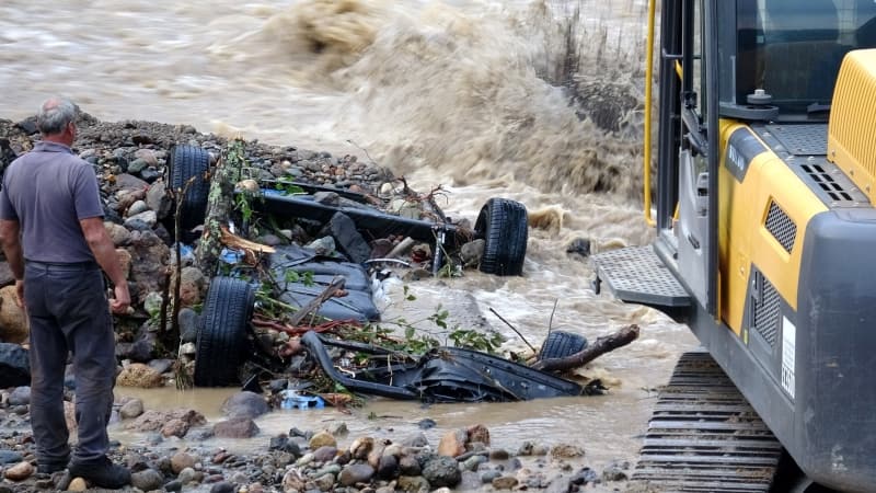 <p>Yeşilbaş, gerek ilçe merkezi, gerekse köylerde oluşan hasarların giderilmesi için ekiplerin çalışmalarını sürdürdüklerini dile getirdi.</p><p><br></p>