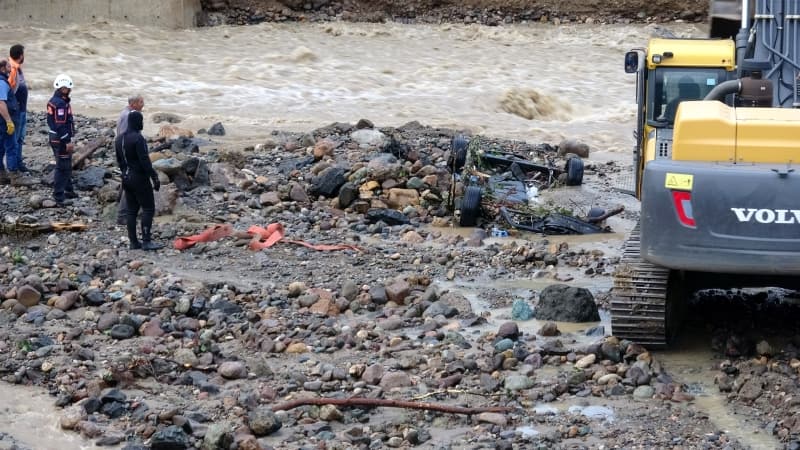 <p><b>DUROĞLU BELDESİNDE SU BASKINLARI YAŞANDI</b></p><p><b><br></b></p><p>Merkeze bağlı Duroğlu Beldesi Belediye Başkanı Halil Çetin de beldede su baskınları ve heyelanlar meydana geldiğini ifade etti.</p>