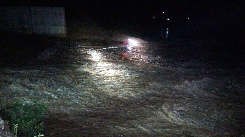 <p>Derenin taşması nedeniyle belde merkezinde bir çok ev ve iş yerini su bastığının da altını çizen Çetin, bir minibüsün de dere sularına kapıldığını dile getirdi.</p><p><br></p>