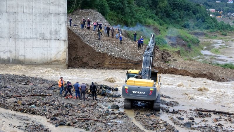<p>Çetin, yağış sonucu Aksu Deresi'nin debisinin yükseldiğini, beldenin Giresun ile Dereli ilçesine olan kara yolu ulaşımının sağlanamadığını aktardı.</p>