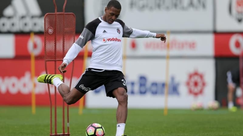 <p>Yarı final sonrası kulübün verdiği iki günlük izini değerlendiren <b>Brezilyalı futbolcunun menajeri ile Sarı- Lacivertliler’in temasa geçtiği</b> öğrenildi. </p>