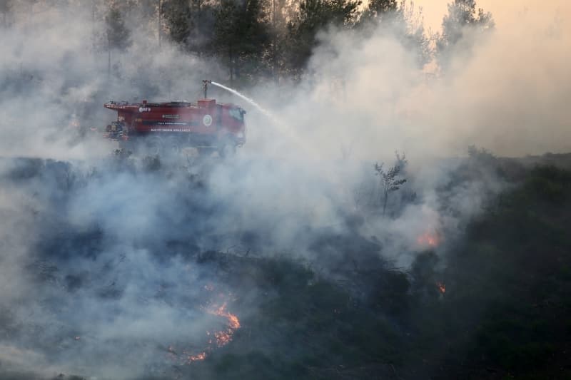 <p>Adana'daki yangına çevre illerden ekiplerin desteği ile müdahale sürüyor. Yangından etkilenen 8 köy ve 800 hane boşaltıldı. Bakan Pakdemerli yangının seyrine ilişkin, '<b>'Henüz yangın tam anlamıyla kontrol altında diyemiyoruz ancak yukarıdan en son incelemelerimize göre iyiye doğru gidiş olduğunu da gözlemlemek mümkün' </b>dedi. Pakdemirli ayrıca kasıt ihtimali üzerinde durulduğunu belirterek, '<b>'Sabotaj ihtimali ağır basıyor'</b> açıklamasında bulundu.</p>