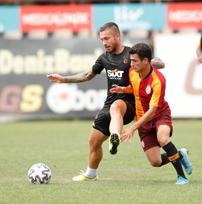 <p>A Tak�m, Florya Metin Oktay Tesisleri Jupp Derwall Antrenman Sahas�'ndaki m�cadeleyi 6-2 kazan�rken, golleri Radamel Falcao, Arda Turan, Emre K�l�n�, Emin Bayram ve Mbaye Diagne (2) kaydetti.</p>