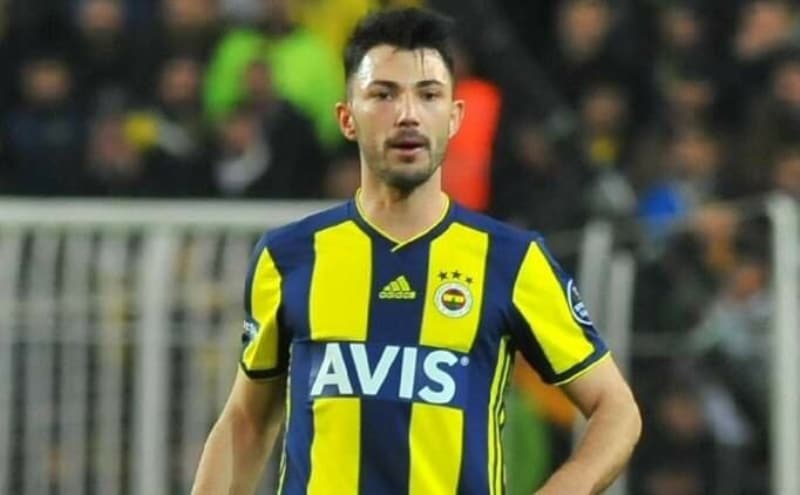 <p>Geçtiğimiz sezon 21 resmi maçta oynayan Tolgay, 2 gol, 1 asistlik performans sergiledi.</p>