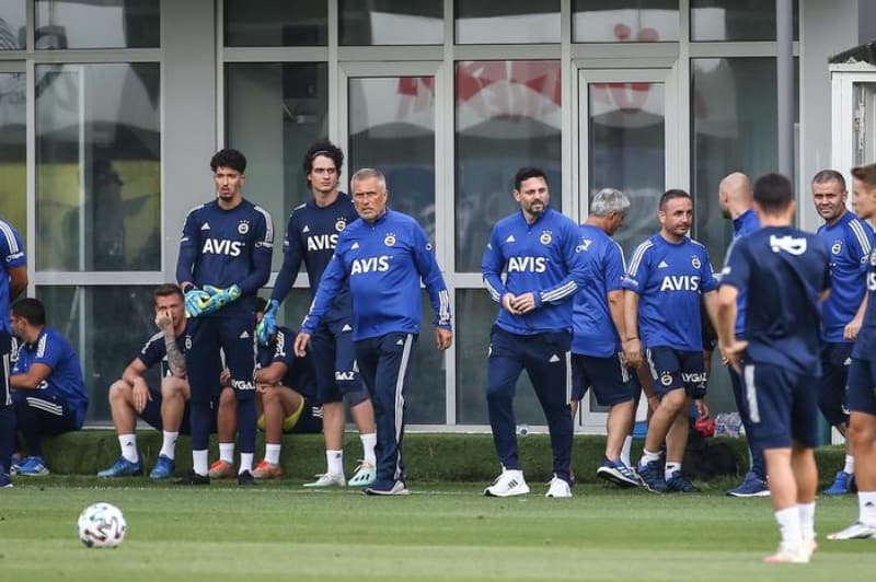 <p>Kadrosunu güçlendirme konusunda çalışmalarına devam eden Fenerbahçe'de gözler takımdan ayrılacak isimlere çevrildi.</p>