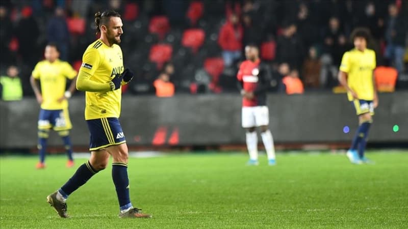 <p>İtalyan ekibi temsilcilerini İstanbul'a göndererek sarı lacivertli oyuncuyu kadrolarına katmak için Fenerbahçeli yöneticilerle görüşmeler gerçekleştirdi.</p>