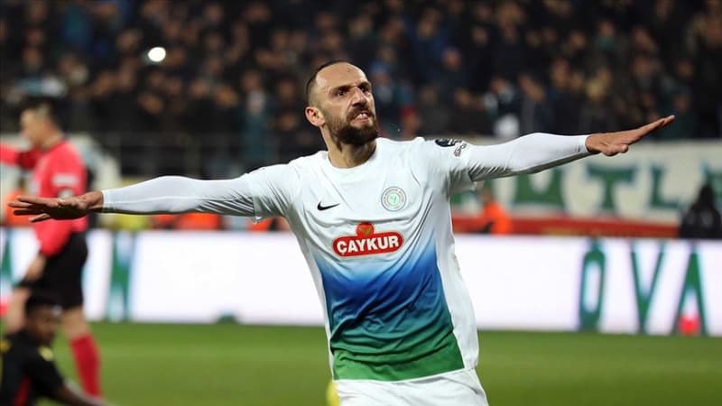 <p><b>ÇAYKUR RİZE'YE SATIŞTAN PAY</b></p><p><br></p><p>Fenerbahçe geçtiğimiz sezon başında Vedat Muriç'i 3.5 milyon euroluk bonservis bedeliyle Çaykur Rizespor'dan transfer etmişti. </p>
