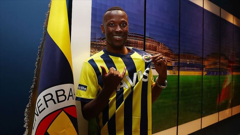 <p>Kasımpaşa'dan Thiam'ı kadrosuna katan sarı lacivertliler, Vedat'ın Lazio'ya gitmesi sonrası bu bölgedeki boşluğu bir isimle daha doldurmayı planlıyor. </p>