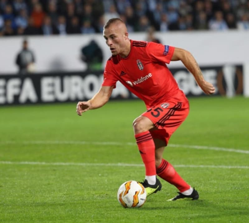 <p>�zellikle Sergen Yal��n'�n G�khan T�re'yi kadroda �ok g�rmek istedi�i belirtildi.</p>