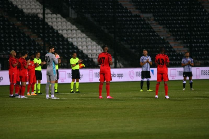 <p><b>Dn akamki skor, Beikta teknik heyetinin fiyaskosudur!</b></p><p>Banda da Sergen olduuna gre, ondan hesap sorulur. <b>Lens </b>sa bek, <b>Necip </b>orta sahada! Olmayacak duaya, Amin gibi bir ey!</p>