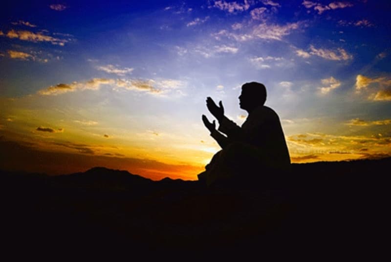 <p>Hz. Peygamberin (s.a.s.) yahudilere muhalefet için ertesi sene âşûrâ orucunu Muharrem’in dokuzuncu günü de tutacağını söylemesi; bu orucun Muharrem ayının dokuzuncu ve onuncu veya onuncu ve on birinci günlerinde tutulmasının daha doğru olacağına işaret etmektedir. Şu da bilinmelidir ki, Ramazan orucu farz kılınınca Hz. Peygamber (s.a.s.), isteyenlerin âşûrâ orucu tutup isteyenlerin tutmayabileceğini belirtmiştir.</p>