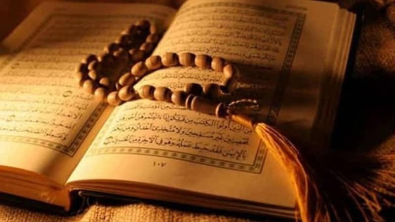 <i><b>Bi’smi’llâhi’r-rahmâni’r-rahîm “El-hamdü li’llâhi rabbi’l-‘âlemîn. Ve’s-salâtü ve’s-selâmü ‘alâ seyyidinâ muhammedin ve ‘alâ âlihi ve sahbihî ecma‘îne. Allâhümme ente’l- ebediyyü’l- kadîmü’l-hayyü’l- kerîmü’l- hannânü’l- mennânü ve hâzihî senetün cedîdetün es’elüke fîhâ’l-‘ısmete mine’ş-şeytâni’r-racîmi. Ve’l-‘avne ‘alâ hâzihi’n-nefsi’l-emmâreti bi’s-sûi ve’l-iştiğâli bi-mâ-yukarribunî ileyke yâ zê’l-celâli ve’l-ikrâmi bi-rahmetike yâ erhame’r-râhimîne. Ve sallâ’llâhu ve selleme ‘alâ seyyidinâ ve nebîyyinâ muhammedin ve ‘alâ âlihi ve sahbihî ve ehli beytihi ecma‘îne.”</b></i>