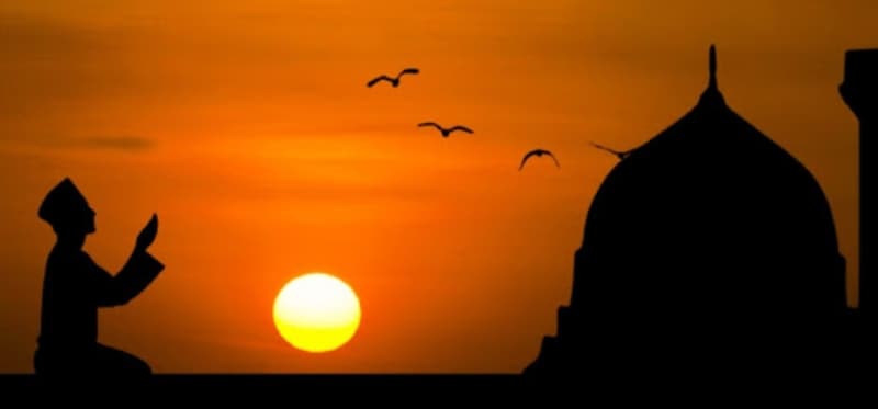 <p><b>MUHARREM AYININ İLK ON GÜNÜ HER GÜN OKUNACAK DUA</b></p><p><b><br></b></p><p>Peygamber efendimizin,<b> <i>“Her kim, ilk on günü sabahleyin bu duâyı üç kerre okursa, Allâhü zü’l-Celâl Hazretlerinin o kimseyi tâ gelecek senenin Muharremine kadar bütün belâlardan emîn ve muhâfaza buyuracağı”</i></b> rivâyet olunmuştur. Şeyh Şihâbuddîn-i Sühreverdî (k.s.)’dan nakledilmiştir ki: <b><i>“Her kim, bu duâyı, Aşûre günü üç kere okursa, ölümden de emîn kılınır. Elbette o sene ölümü takdîr olunan kimseye bu duâyı bu vechile okumak nasîb olmaz.'</i></b></p>