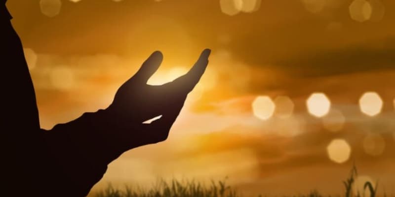 <p><b>Türkçe Anlamı:</b></p><p>Rahmân ve Rahîm olan Allâh’ın adıyla. Bütün hamdler âlemlerin Rabbi olan Allâh’a mahsûstur. Salât ve selâm Hz. Muhammed Efendimize, âline ve ashâbına olsun. Allâh’ım! Ezel, ebed, hay, kerîm, şefkati ve ikrâmı bol olan Sensin. Bu yeni yılda bizleri şeytandan korumanı istiyoruz. Ey celâl ve ikram sâhibi, ey merhametlilerin en merha24 metlisi, bizleri Sana yaklaştıracak amelleri yapmakta bize yardım et. Salât ve selâm Peygamberimiz Efendimiz Hz. Muhammed (s.a.v.)’e, âline ve ashâbına olsun.</p>