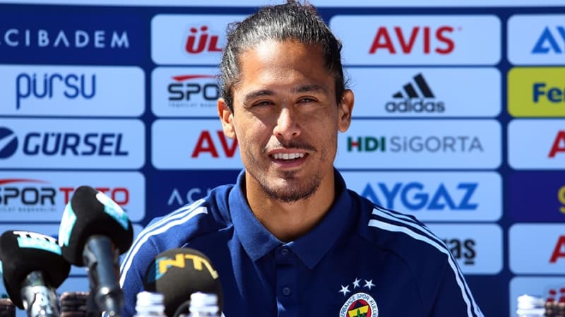 <p><b>'AGRESİF BİR OYUNCUYUM'</b><br></p><p><br></p><p>Saha içinde nasıl bir oyuncu olduğundan da bahseden başarılı futbolcu, 'Bir insanın kendisinden bahsetmesi zordur. Teknik bir stoperim, topla çıkmayı severim ve agresif bir oyunuyum. Ben burada kazanmaya geldim. Elimden gelenin en iyisini yapmak istiyorum. Mental olarak hazır olmadığım dönemler oldu ama en son İspanya 2. Lig’de oynadım. Orada oynamamın sebebi tekrardan futbolcu olduğumu hatırlamak istiyordum. Şu an her anlamda hazırım” dedi.</p>