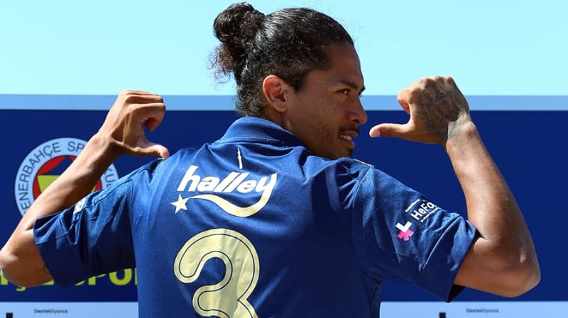 <p>“Hazır hissediyorum kendimi, yoksa buralara gelmezdim. Burası çok büyük bir takım. Sahada gerçekten hayatınızı, her şeyinizi vermeniz gerekiyor. Burada oynayabilmek için her şeyinizden olması gerekiyor. Burada olmak istedim, çünkü kendime güveniyorum.”</p>