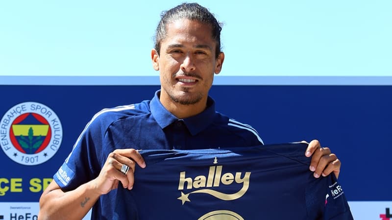 <p><b>“EMRE BELÖZOĞLU’NUN GÜVENİNE TEŞEKKÜR EDİYORUM”</b><br></p><p><br></p><p>Transfer sürecinde Emre Belözoğlu’nun etkili olduğunu sözlerine ekleyen 24 yaşındaki futbolcu, “Emre gerçekten çok iyi bir insan. Ne kadar da büyük bir futbolcu olduğunu gösterdi, büyük bir kaptan. Transfer süreci başladığı ilk andan itibaren benimle ilgilendi. Onun güvenine de çok teşekkür ediyorum” ifadelerini kullandı.</p>