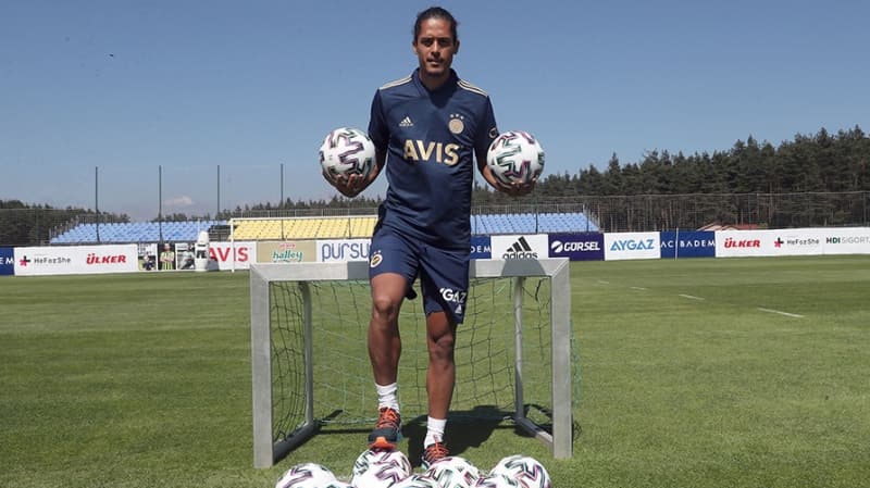 <p><b>“BURADA EFSANE OLMAK İSTİYORUM”</b><br></p><p><br></p><p>Fenerbahçe’nin efsane futbolcuları arasına girmek istediğini dile getiren Mauricio Lemos, “Buradan efsane olmak istiyorum. Burası harika bir kulüp. Ben de bu kulübün efsanelerinden bir olmak istediğimi göstermek istiyorum. Umarım bu olur ve bir sürü kupa kazanırız” cümlelerine yer verdi.</p>