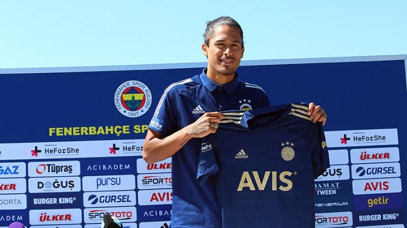 <p><b>“AMACIM KENDİMİ OYNAYARAK GÖSTERMEKTİ”</b><br></p><p><br></p><p>Barcelona’dan aldığı resmi teklifle alakalı ise Lemos, “Dün akşam üstü geldim buraya, biraz yorgun olduğum için sabah antrenman yapmamın doğru olduğunu düşündüm. Barcelona’dan resmi bir teklif aldım, evet. Benim amacım kendini oynayarak göstermekti. Orası büyük bir kulüp ve orada oynamak zordu. Hayatta bazen böyle kararlar verirsiniz. Şu anda ben burada büyük bir kulüpteyim ve çok mutluyum” şeklinde konuştu.</p>