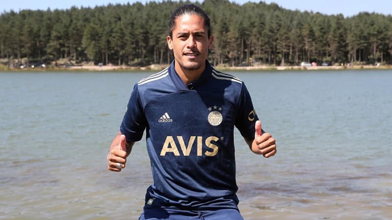 <p>Fenerbahçe ile Galatasaray taraftarı arasında FIFA’nın düzenlediği anketle ilgili soruya cevap veren genç futbolcu, “Anketi görmemiştim. Derbi rekabetini izlerdim ve çok çekişmeli maçlar olurdu. Sürekli kavgaların yaşandığı büyük maçlar olurdu. Büyük takımların tutkulu taraftarları olur. Ben buradaki karşılanma şeklimden şaşırdım ancak çok mutlu oldum. Onların bu karşılaması için elimden gelenin en iyisini yapacağım” diyerek sözlerini noktaladı.</p>