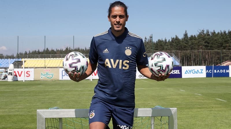 <p><b>“MUSLERA VE LUGANO BÜYÜK BİR KARAKTER”</b><br></p><p><br></p><p>Daha önce Fenerbahçe’de top oynayan Lugano ve Galatasaray’ın kalecisi Muslera’yla alakalı görüşlerini de tecrübeli stoper, şu sözlerle aktardı:</p>