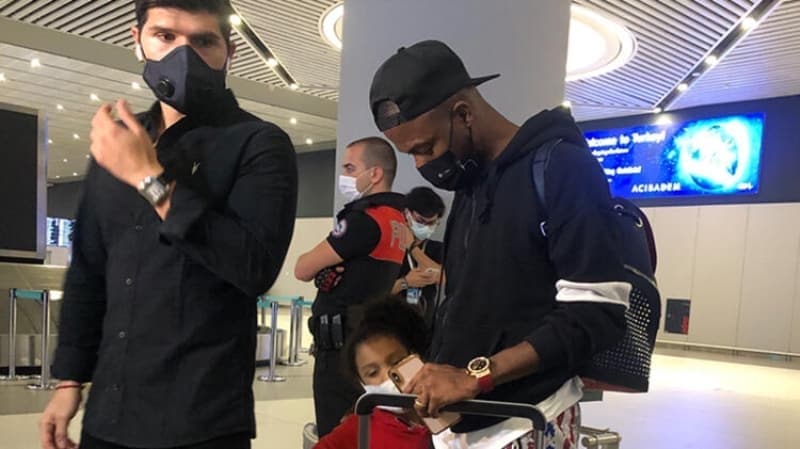 <p>Sarı Lacivertliler kısa süre içinde Enner Valencia transferini de resmi olarak açıklayacak. Forvet transferinde de sıcak gelişmeler yaşanıyor. Fenerbahçe'nin gündemindeki yıldız golcü için ezeli rakip resmen devreye girdi ve görüşmeler başladı.</p>