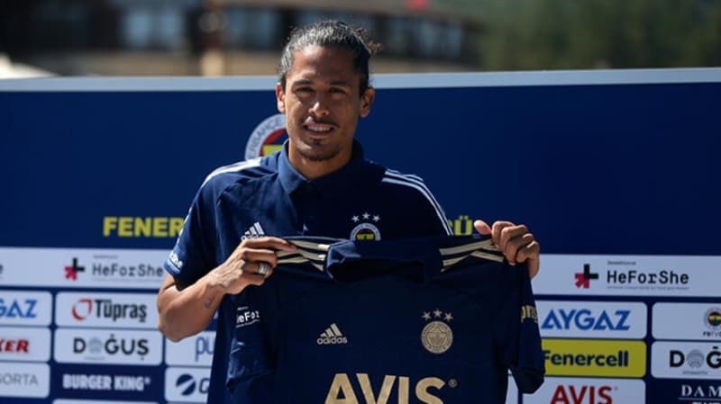 <p>Fenerbahçe soın olarak Lemos'un transferini resmen açıkladı. Sarı-lacivertliler 3 yıllık sözleşme imzaladı.</p>